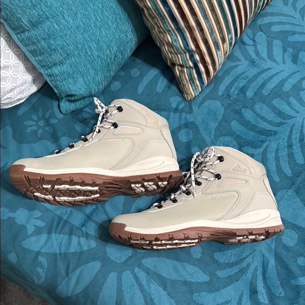 NWOT Columbia Cream and Brown Boots High-Top Design - Picture 3 of 7